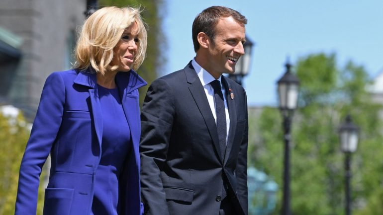 Presidente Emmanuel Macron acompanhado pela mulher, Brigitte Macron.