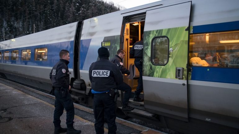 Segundo a Oxfam, a polícia francesa controla e retira os migrantes dos comboios vindos de Itália em direção a França.