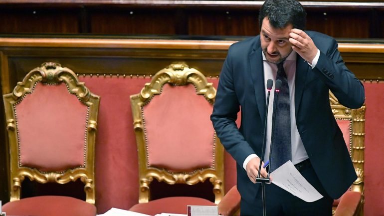 Matteo Salvini considera que os traficantes na Líbia se aproveitam da presença das ONG e enriquecem mandando em barcas os imigrantes que tentam chegar à Europa