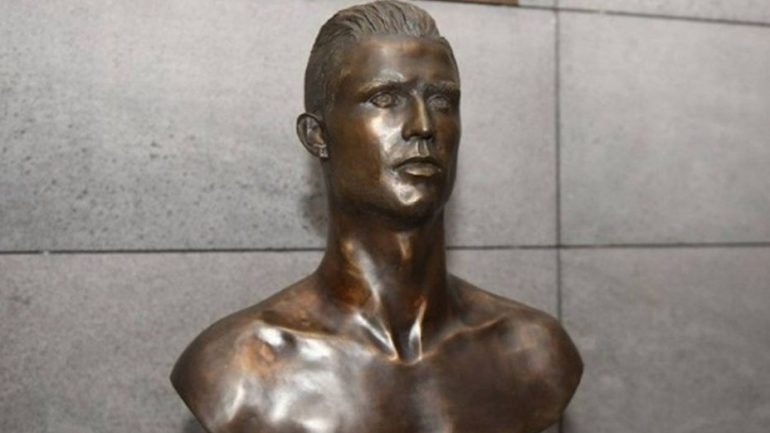 Eis o novo busto de Cristiano Ronaldo, colocado no aeroporto da Madeira em substituição do anterior (que foi muito discutido nas redes sociais)