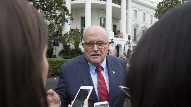 Rudy Giuliani disse que Trump não tenciona conceder perdões presidenciais, mas pode optar por vir a fazê-lo quando terminar o trabalho do procurador especial
