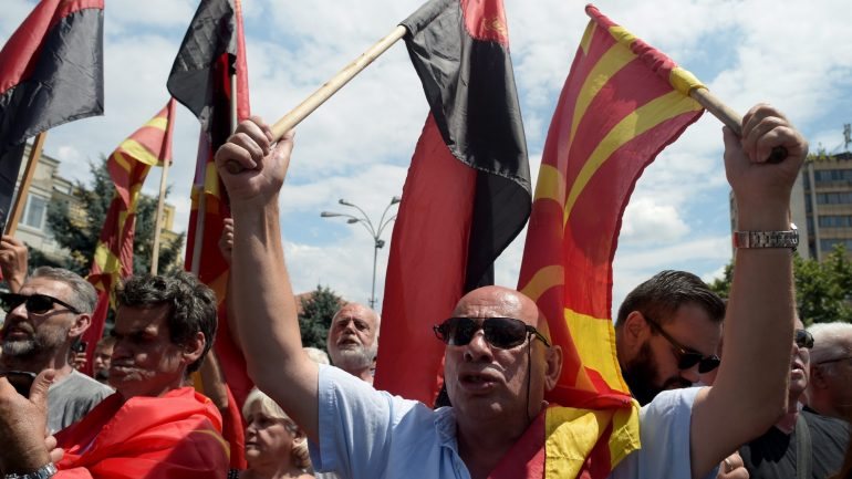O protesto foi convocado pelo principal partido da Macedónia e contou com a participação de pessoas que chegaram em autocarros desde o norte da Grécia