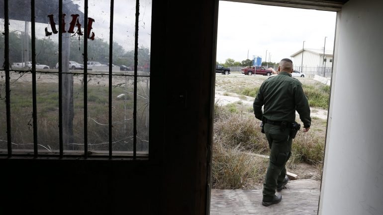 A guarda de controlo de fronteira assegurou que as pessoas detidas têm refeições adequadas, acesso a casas de banho e cuidados médicos