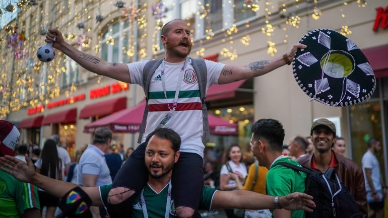 Dois mexicanos, um sombrero, zero dúvidas: eles são os reis da festa em Moscovo durante o Campeonato do Mundo