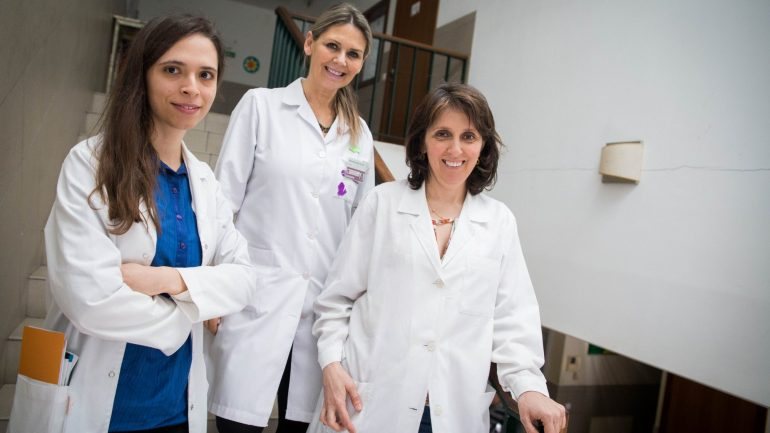 Desde outubro de 2017 que a enfermeira Marina Montezuma Vaquinhas e as dermatologistas Bárbara Fernandes e Bárbara Roque Ferreira prestam cuidados da especialidade aos sem-abrigo da cidade de Coimbra.