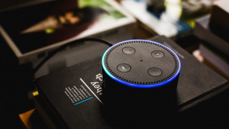 A Amazon Alexa está disponível em colunas inteligentes desde 2014