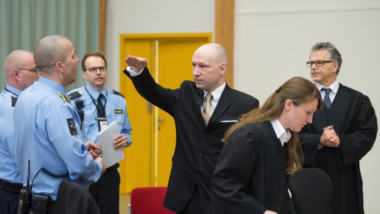 Andreas Breivik, autor do massacre na Noruega, apresentou-se me tribunal, em 2016, com uma saudação nazi