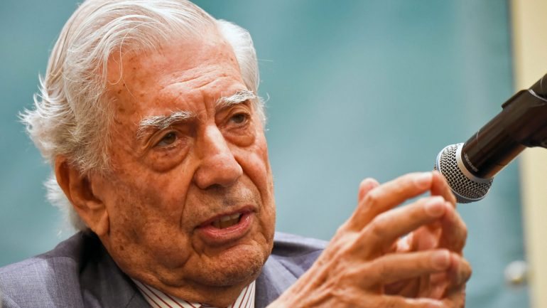 Mario Vargas Llosa tem 82 anos e venceu o prémio Nobel da literatura em 2010