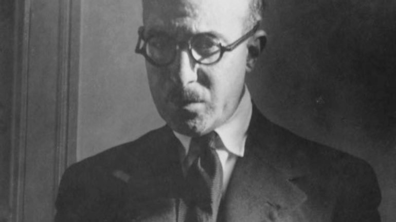 Fernando Pessoa trabalhou na sua versão da lenda de Fausto de 1908 a 1933. Pessoa morreu em 1935