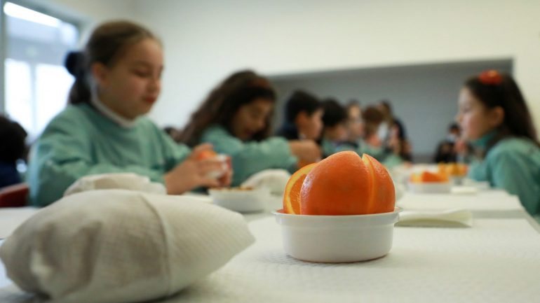 Fruta para os alunos do Pré-Escolar é outra das medidas deste despacho de Ação Social Escolar