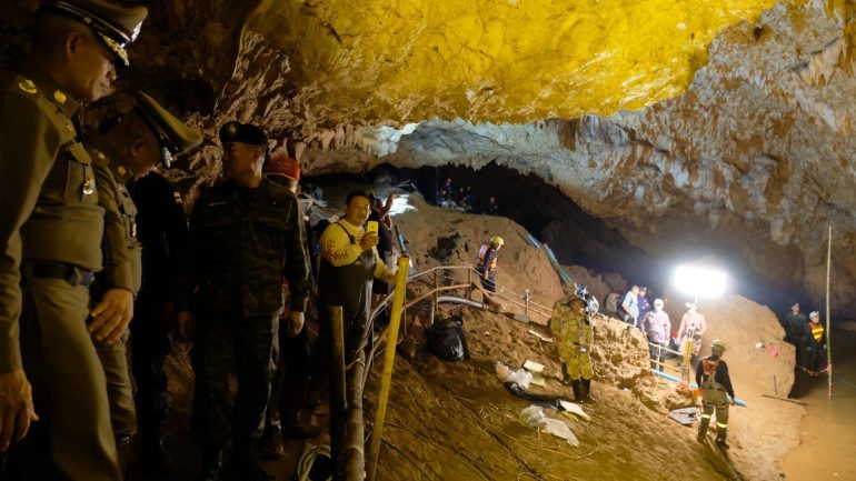 Equipas de salvamento da gruta de Tham Luang Nang Non