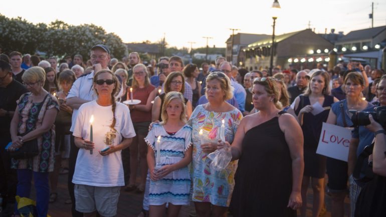 Os participantes da marcha silenciosa empunhavam velas ou cartazes, nos quais se podia ler: &quot;#AnnapolisStrong&quot;