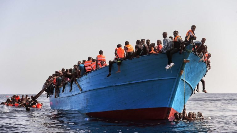 O Open Arms resgatou 60 migrantes quando eles estavam a bordo de um barco de borracha a 33 milhas náuticas da costa líbia
