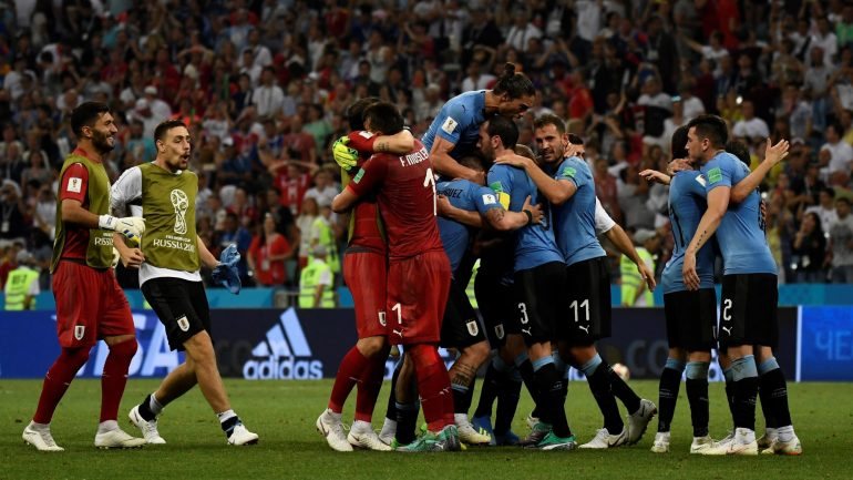 A festa dos jogadores uruguaios no final do encontro, após um triunfo frente a Portugal construído com um bis de Cavani
