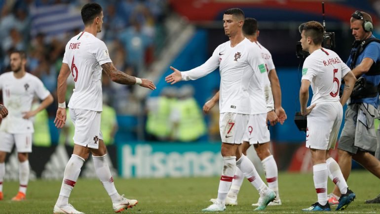 Ronaldo cumprimenta José Fonte, Raphael Guerreiro de mãos na cintura: o desalento dos jogadores nacionais após a derrota