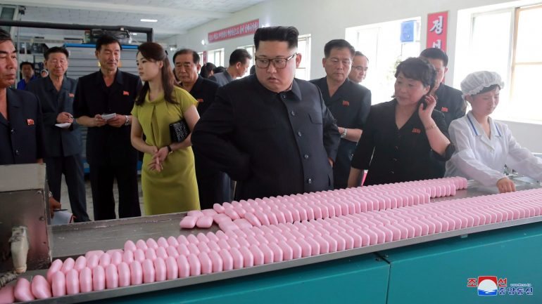 Kim Jong-un visitou uma fábrica de cosméticos na cidade de Sinuiju, capital da província de Pyongan do Norte, na fronteira com a China