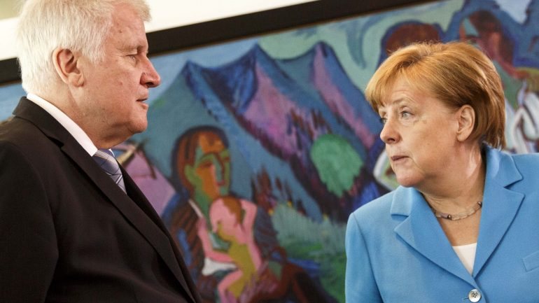 Horst Seehofer, ministro do Interior alemão, com a chanceler Angela Merkel