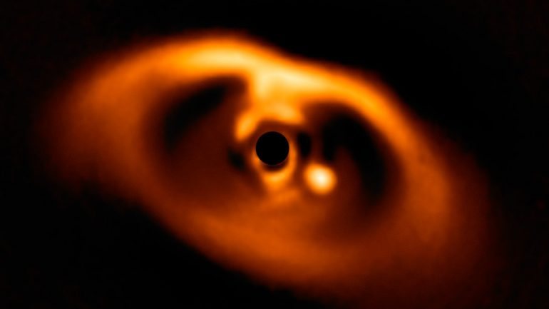 Fotografia do planeta PDS 70b (imagem retirada do European Southern Observatory)