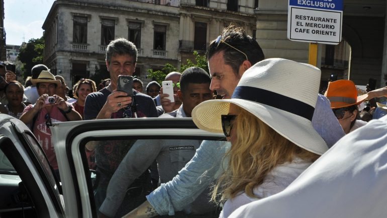 Madonna a entrar num carro, em Havana