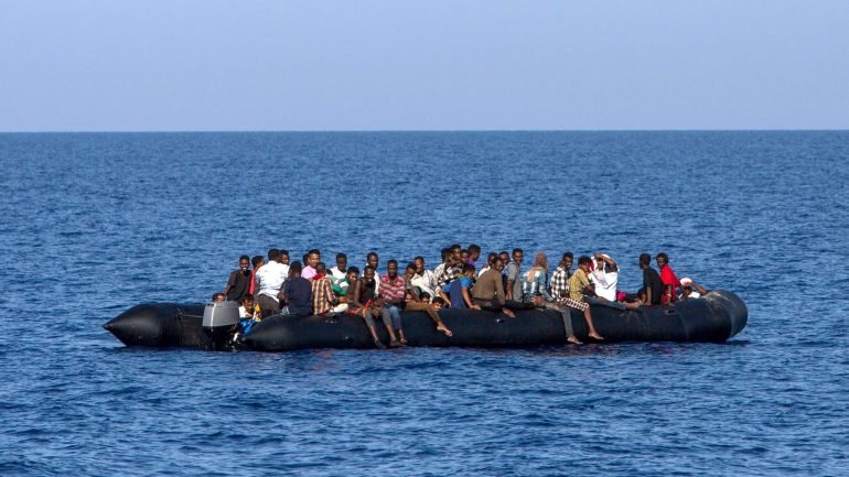 Com a crise de refugiados, aumentam as ofertas das redes de tráfico de imigrantes para a Europa.