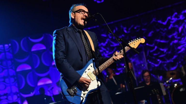 Elvis Costello tem 63 anos.