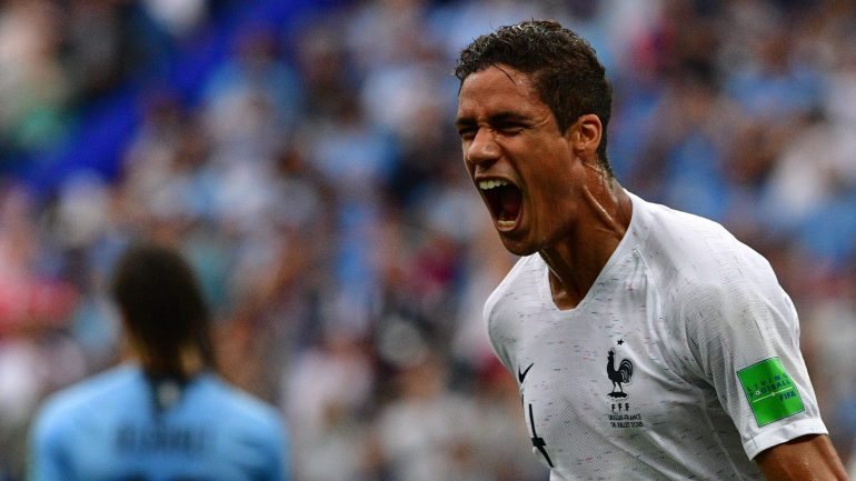 Raphael Varane marcou esta sexta-feira o primeiro golo da seleção francesa frente ao Uruguai