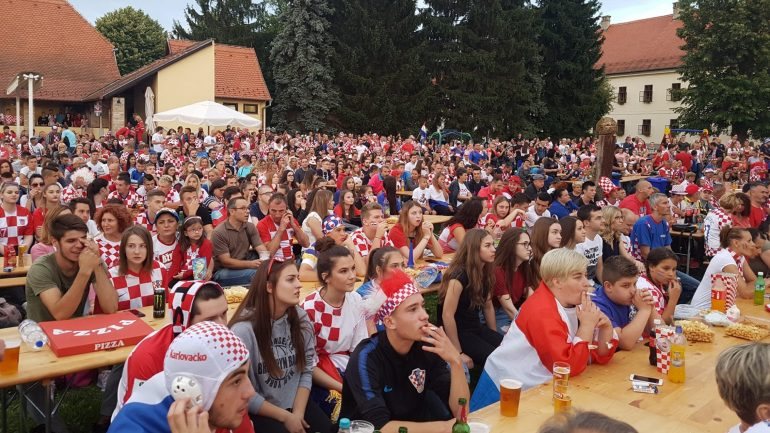 Croácia tem parado sempre que a seleção joga no Mundial; neste caso, até houve direito a cerveja de borla