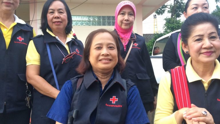 Chanida, ao centro, rodeada das outras voluntárias da Cruz Vermelha