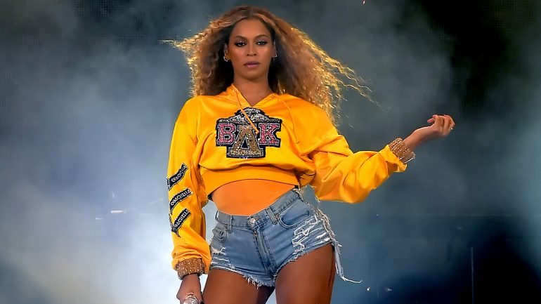 Beyoncé usou esta camisola para abrir o seu concerto no Coachella. Agora, a peça deu origem a uma coleção de luxo solidária