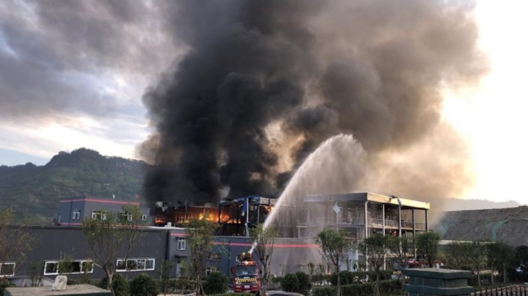 Autoridades combatem incêndio na planta química em Sichuan (imagem retirada do The Himalayan Times)