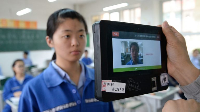 Na China, antes de um exame escolar, esta aluna é submetida a validação por impressão digital e reconhecimento facial para confirmar a identidade
