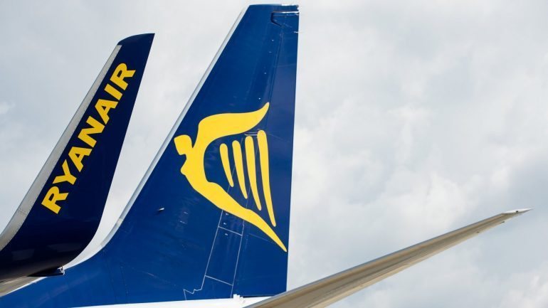 O tripulantes de cabine da Ryanair vão fazer greve nos dias 25 e 26 de julho