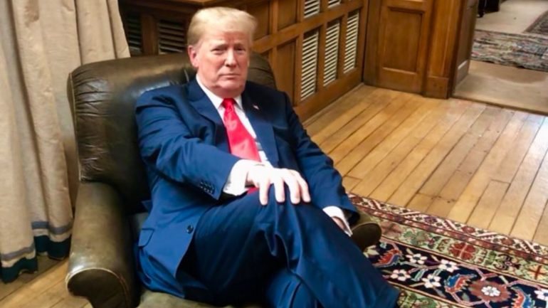 A imagem de Trump sentado na cadeira de Churchill foi publicada nas redes sociais pela porta-voz da Casa Branca