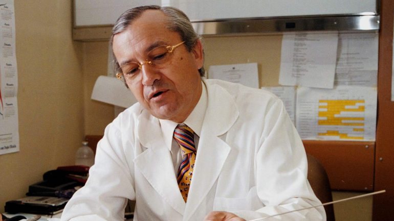 Agostinho Almeida Santos fundou e dirigiu o programa de reprodução medicamente assistida, que funciona em Coimbra, desde 1985