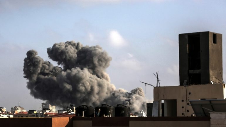 Israel admitiu que fez os maiores ataques aéreos em Gaza desde a campanha de 2014 contra o Hamas