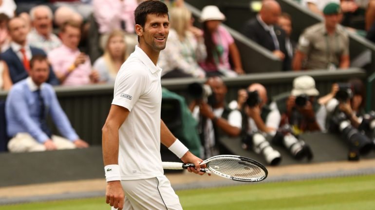Novak Djokovic discute, este domingo, a final de Wimbledon frente ao sul-africano Kevin Anderson