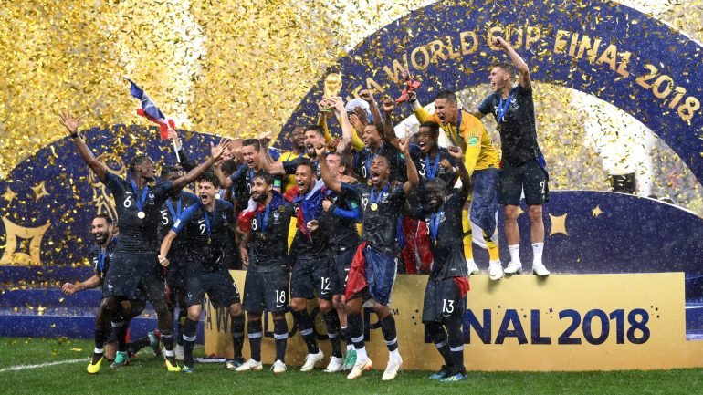França sagrou-se campeã mundial 20 anos depois. Ponto comum entre conquistas? Didier Deschamps