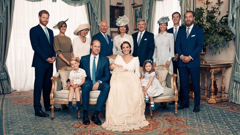 Para além das figuras habituais, os novos membros da Família Real Britânica apareceram no retrato oficial: Meghan Markle e o marido de Pippa Middleton.
