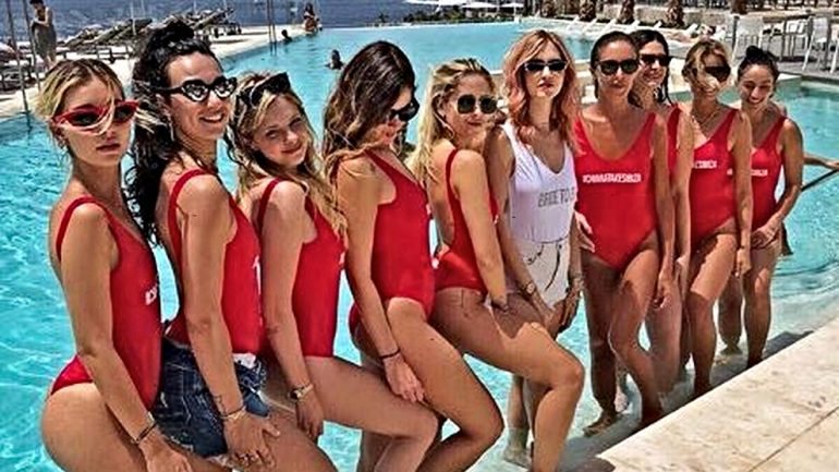 Chiara Ferragni foi para Ibiza. A partir de uma fotografia publicada nas redes socais, um jornal italiano descreveu as amigas da blogger como &quot;redondas&quot;i