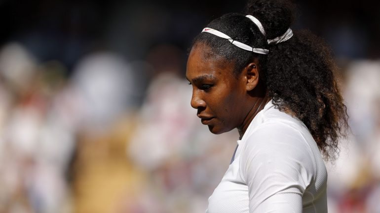 Serena Williams perdeu frente à alemã Angelique Kerber no torneio de Wimbledon.
