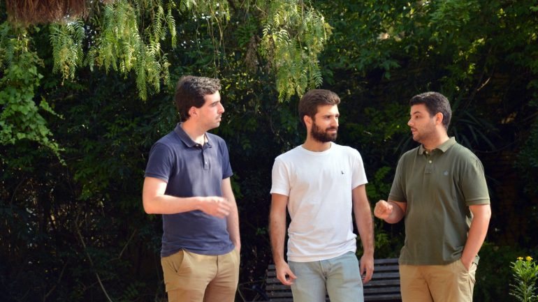 Da esquerda para a direita: João, Ricardo e Guilherme começaram a desenvolver a Uniphi há um ano. A app foi lançada em junho