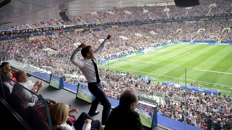 Emmanuel Macron festeja o primeiro golo na final do Mundial 2018. A fotografia é de Alexei Nikolsky.