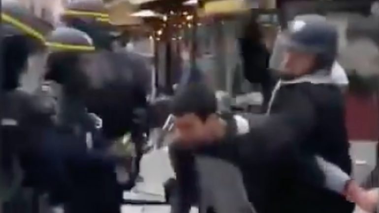 Frame do vídeo onde se vê Alexandre Benalla a agredir manifestante