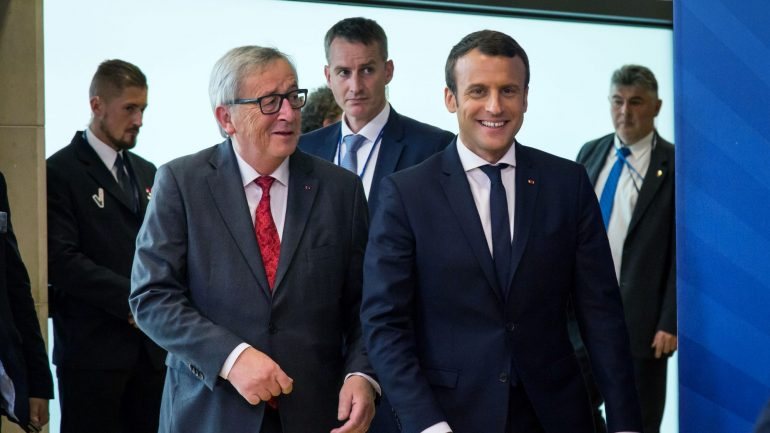 Apesar da crise ciática, Jean-Claude Juncker estava bem disposto e sorridente