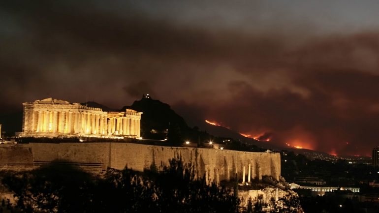 A região grega de Ática, perto de Atenas, está a ser afetada por incêndios desde segunda-feira