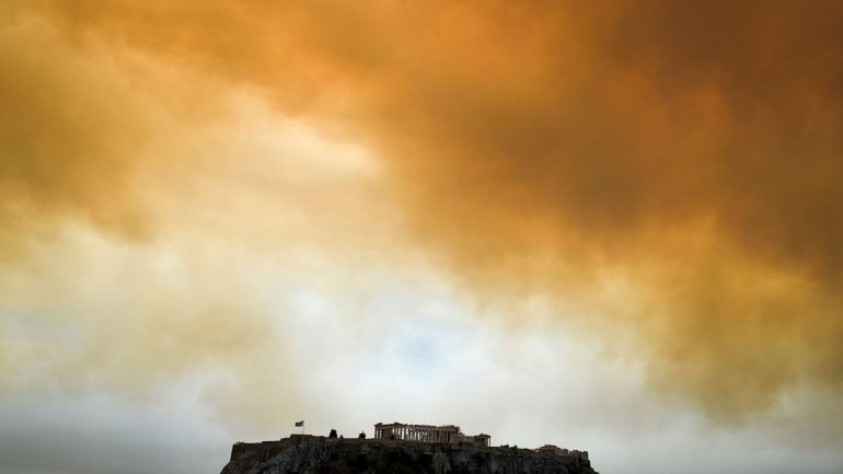 Os incêndios na Grécia obrigaram ao corte de uma autoestrada, perto de Atenas