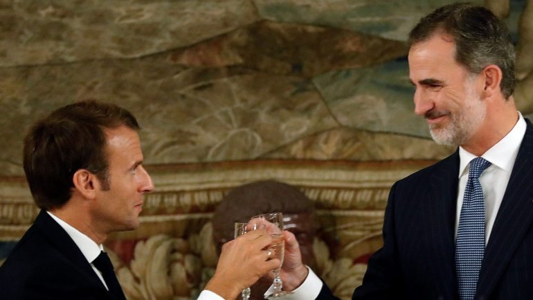 Apesar do atraso, o rei espanhol recebeu Macron com a sua habitual hospitalidade