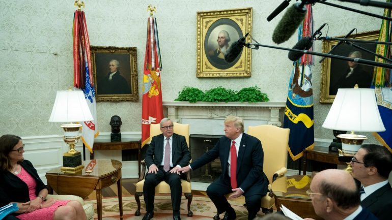 Foi durante a sessão de fotografias a Juncker e Trump na Sala Oval que a jornalista da CNN fez as perguntas &quot;inapropriadas&quot;