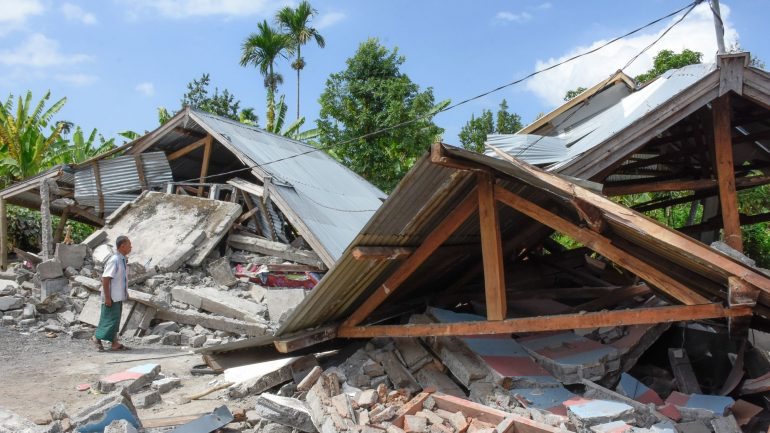 O terramoto de magnitude 6.4 destruiu milhares de casas, deixando centenas de pessoas desalojadas
