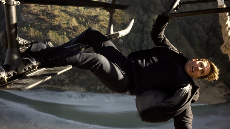 O cinquentenário Tom Cruise pendurado de um helicóptero em &quot;Missão: Impossível-Fallout&quot;, de Christopher McQuarrie
